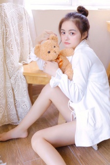 一边亲胸一边摸进内裤里